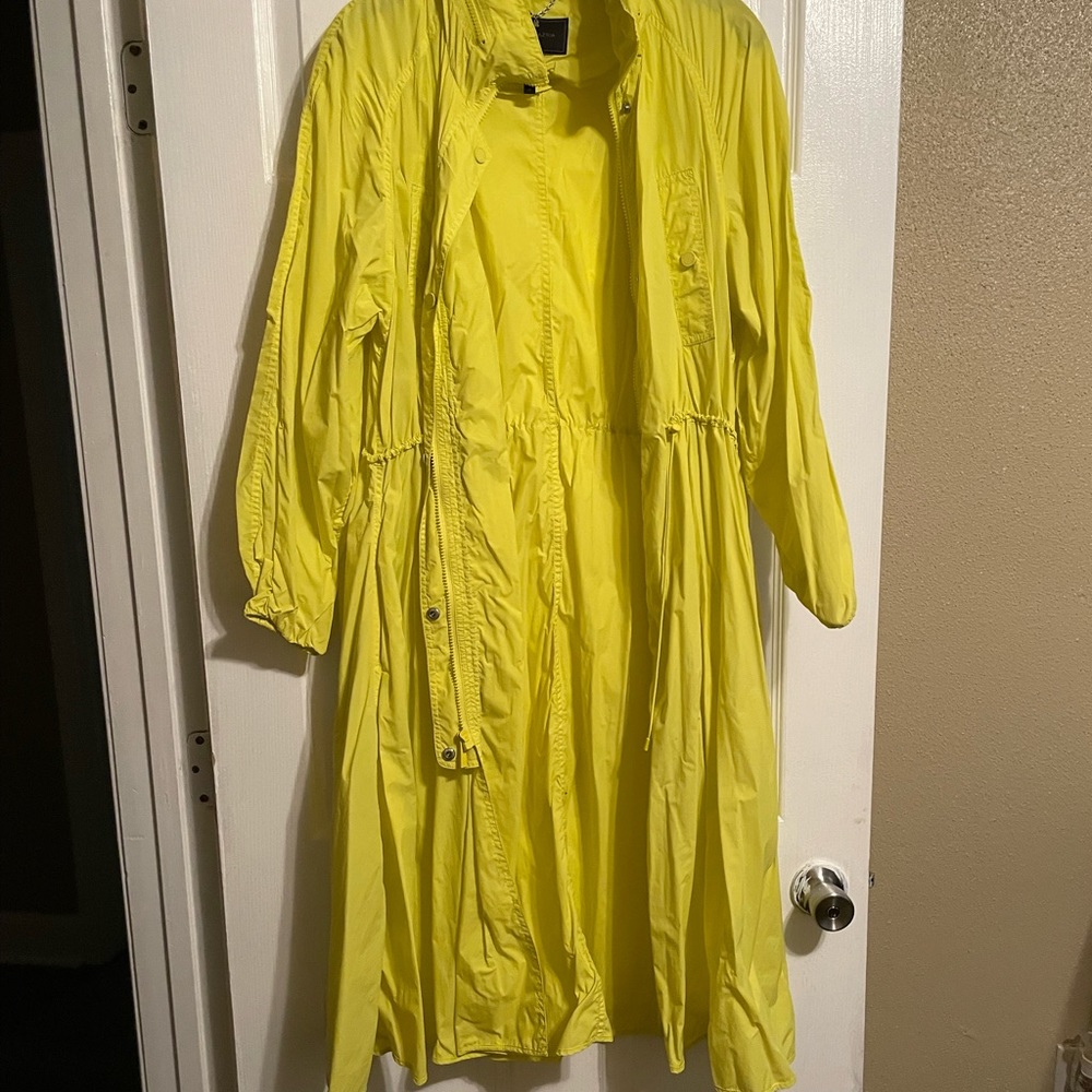 BCBG YELLOW RAINCOAT SIZE SMALL WORN ONCE